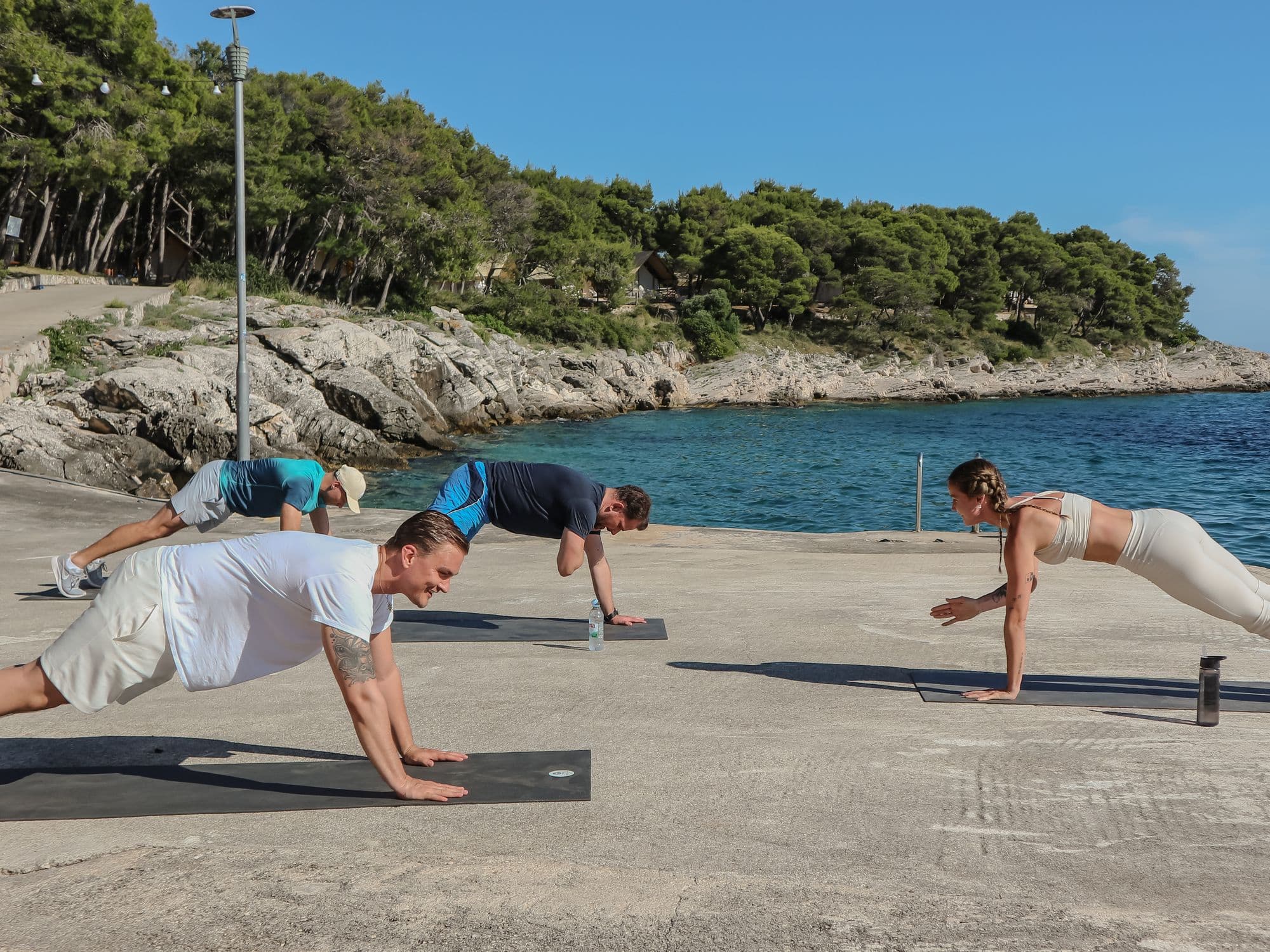 Vendela leder ett pass vid havet på företagseventet i Kroatien