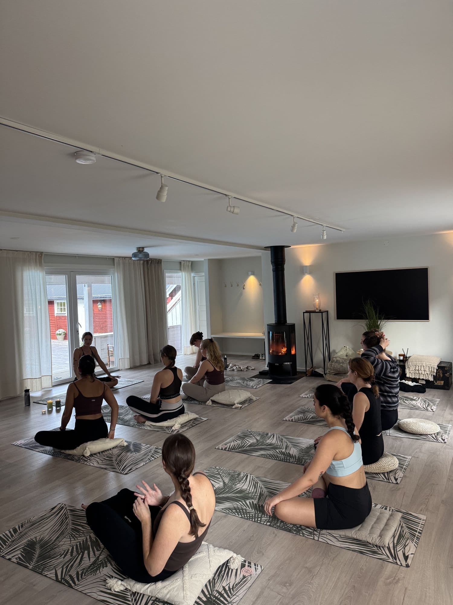 Vendela leder ett yogapass inomhus på retreatet på Ljusterö
